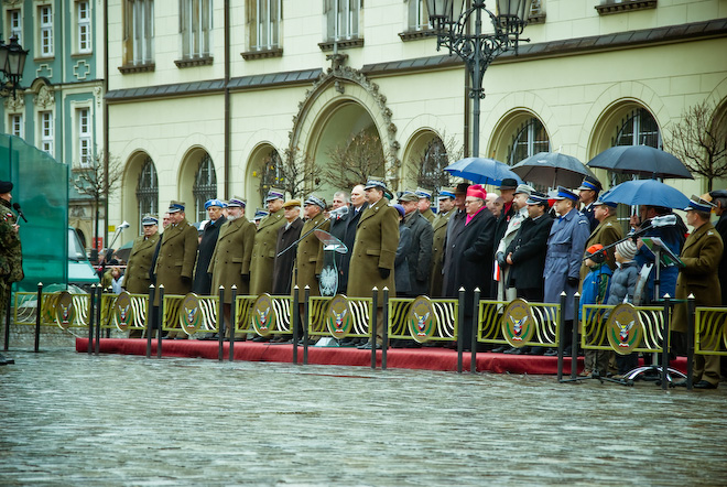 Władze miasta podczas uroczystości na pl. Gołębim.